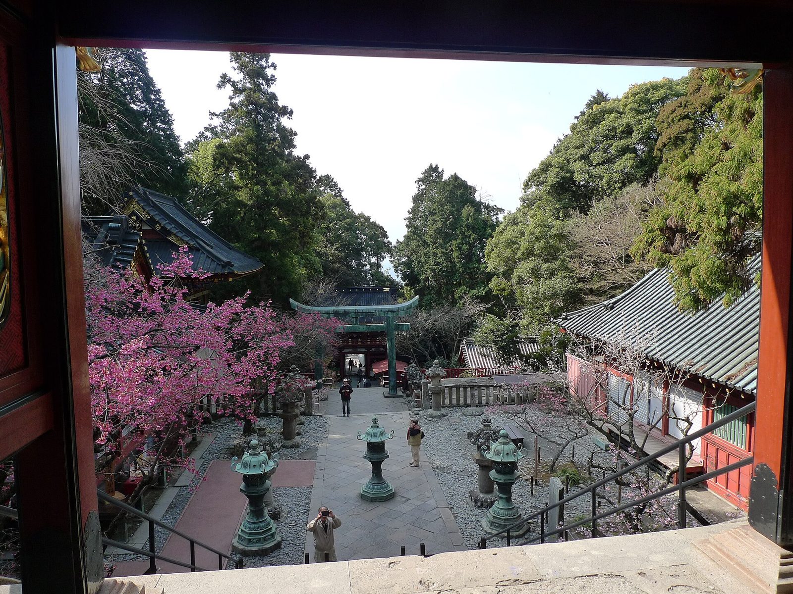 楼門から見下ろす久能山東照宮の境内