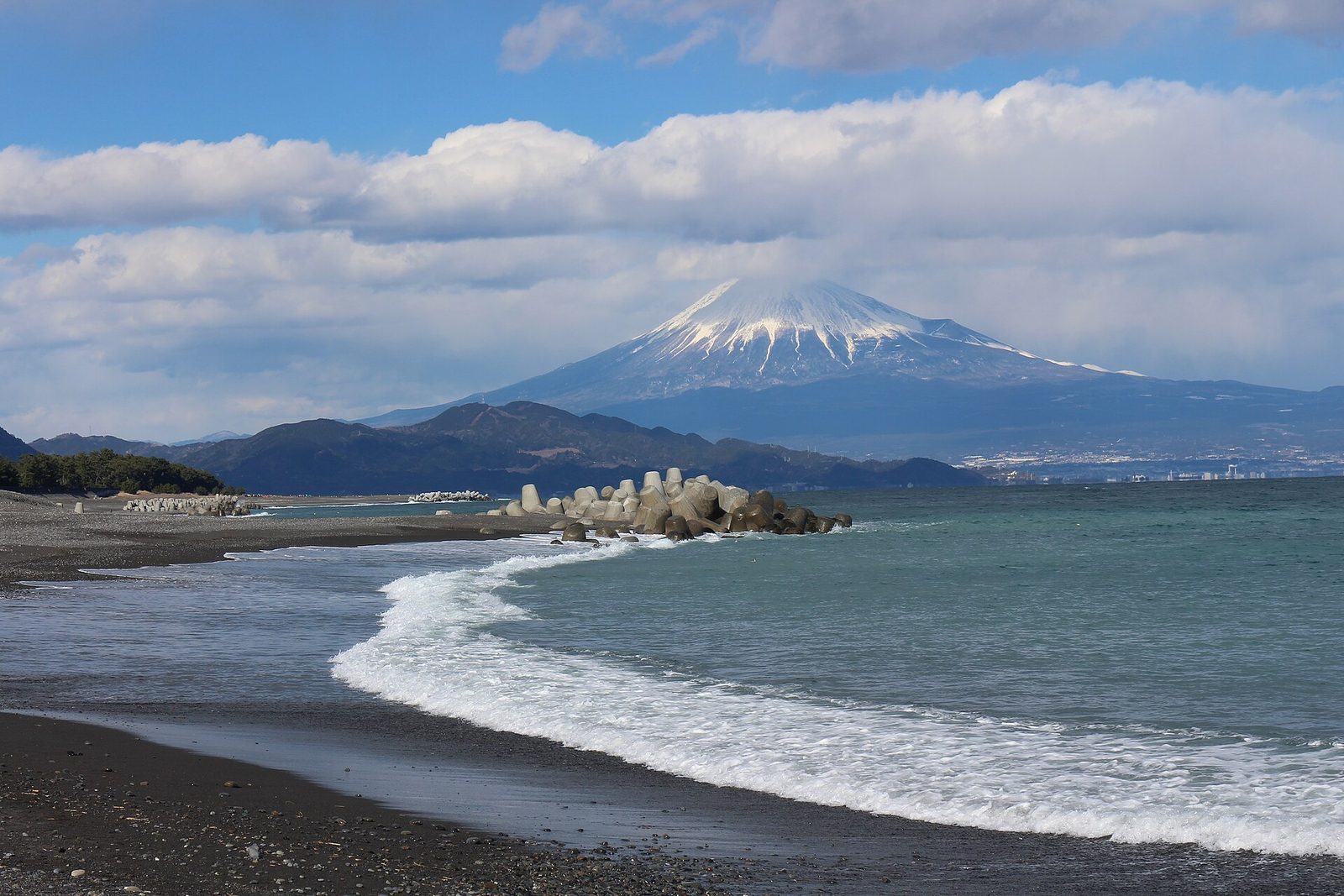 三保松原の海岸から望む富士山